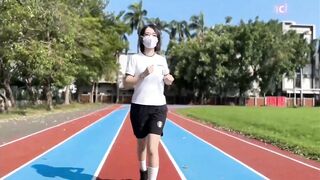ssrpeach Ellie北一女大生在操场跑步时抽筋，被体育老师带到保健室按摩
